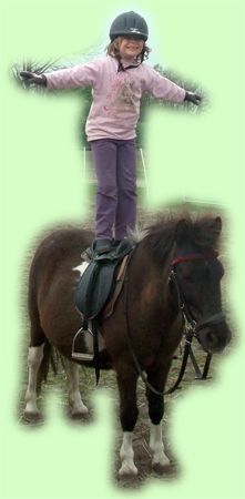 Kind beim stehen auf dem Pony